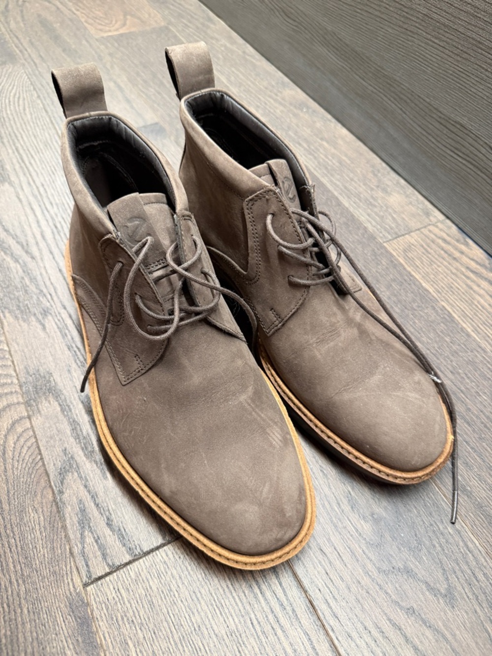 Ecco Men's Taupe Suede Chukka Boots with Contrast Crepe Sole